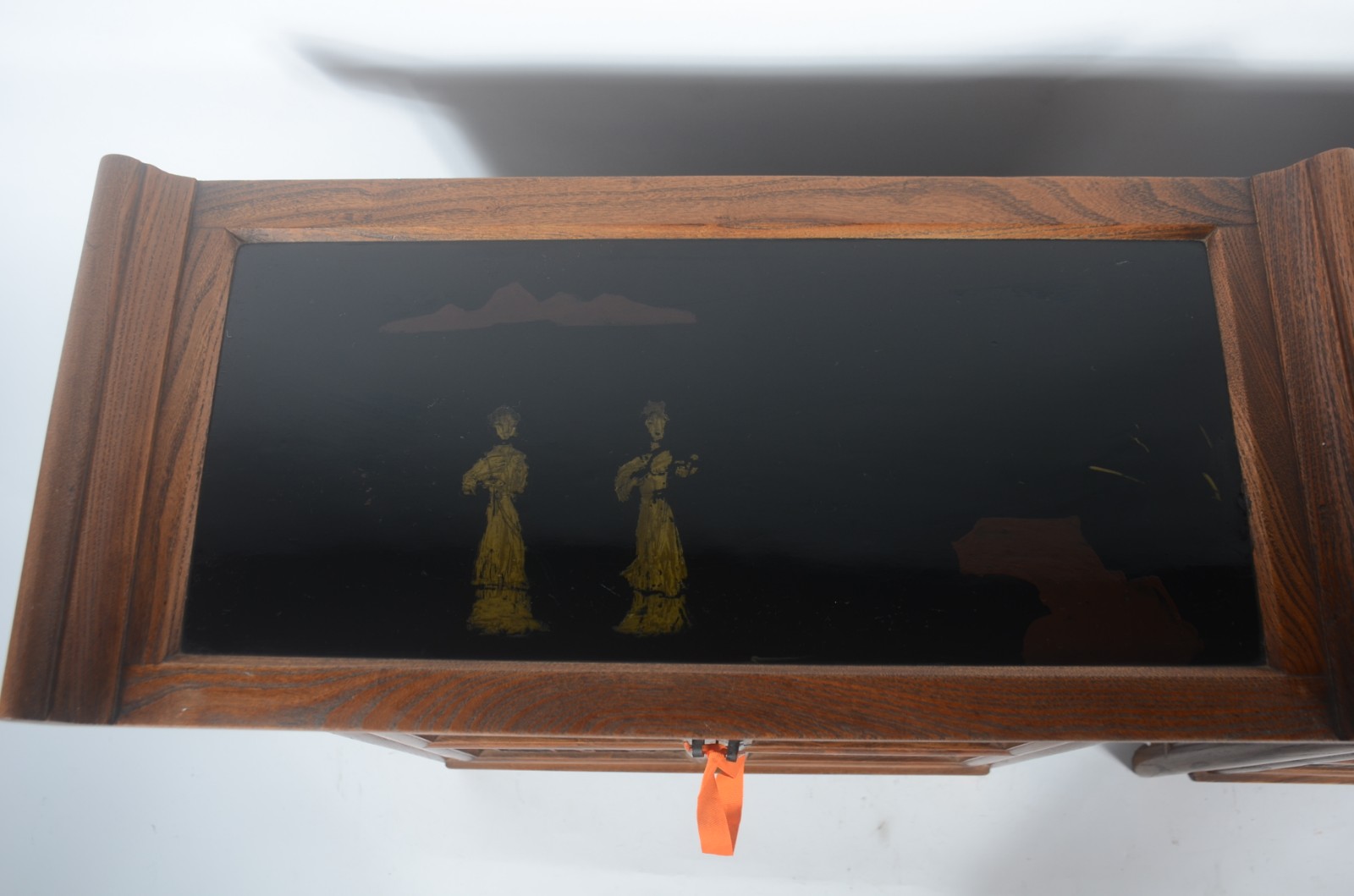Par de mesas auxiliares chinesas em madeira decoradas com figuras em... - foto 3 de 7