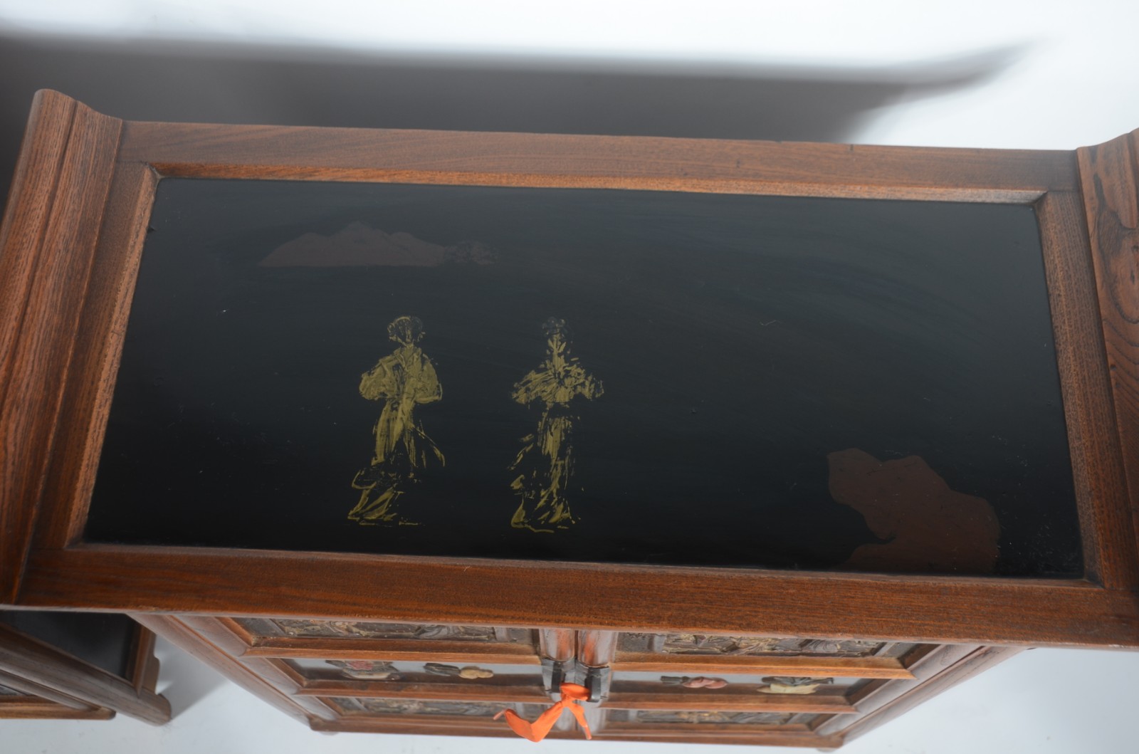 Par de mesas auxiliares chinesas em madeira decoradas com figuras em... - foto 4 de 7