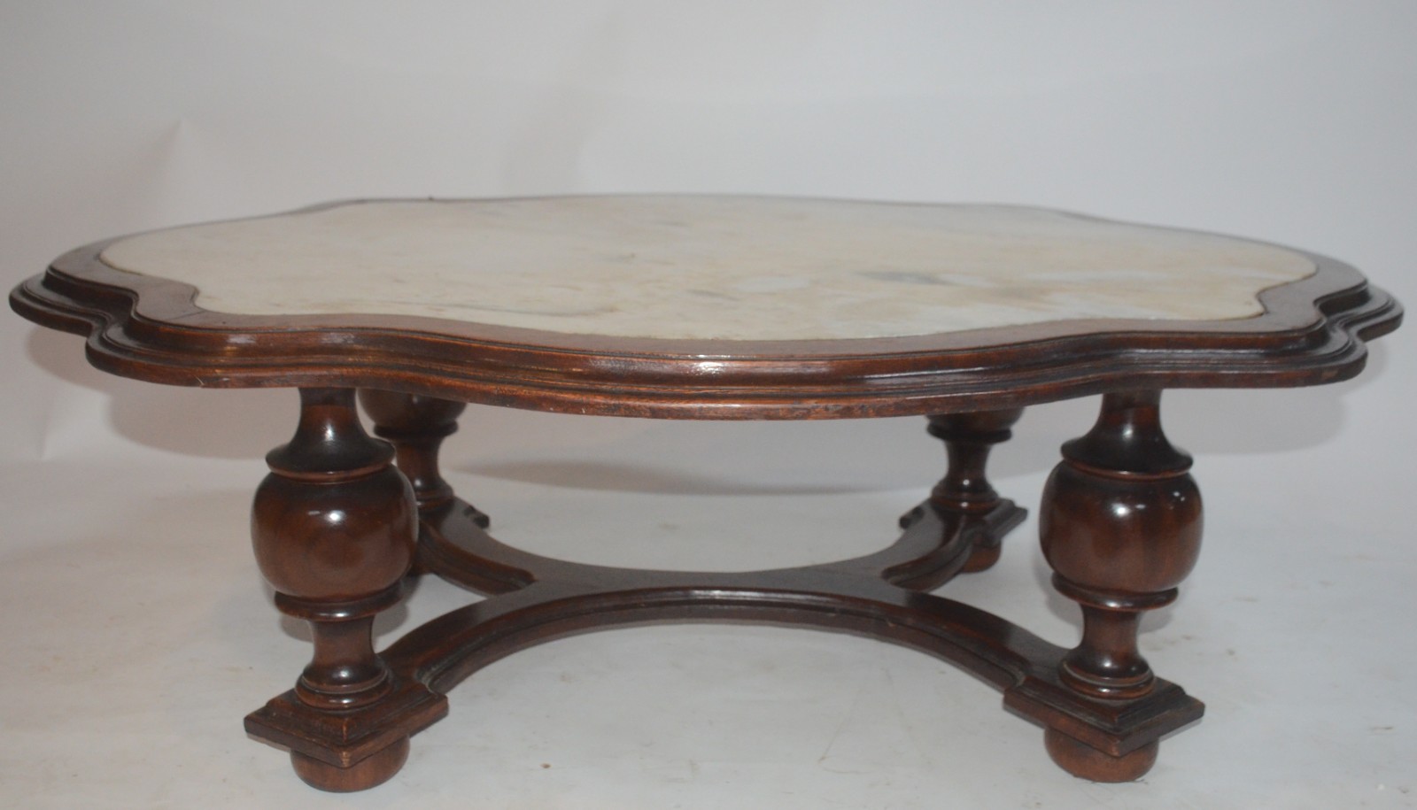 Mesa de centro de madeira nobre, borda recortada com tampo de mármore... - foto 2 de 5