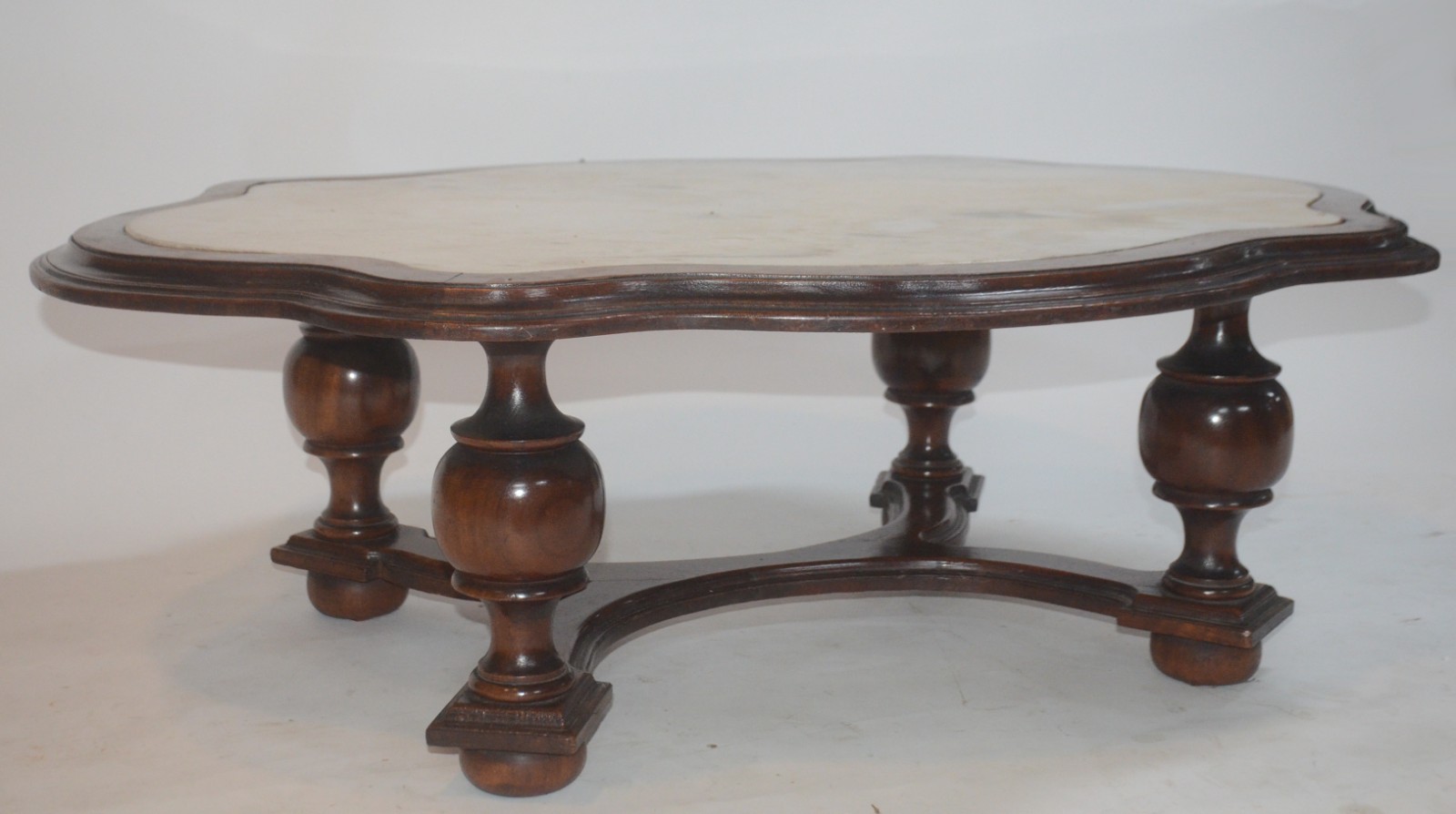 Mesa de centro de madeira nobre, borda recortada com tampo de mármore... - foto 1 de 5