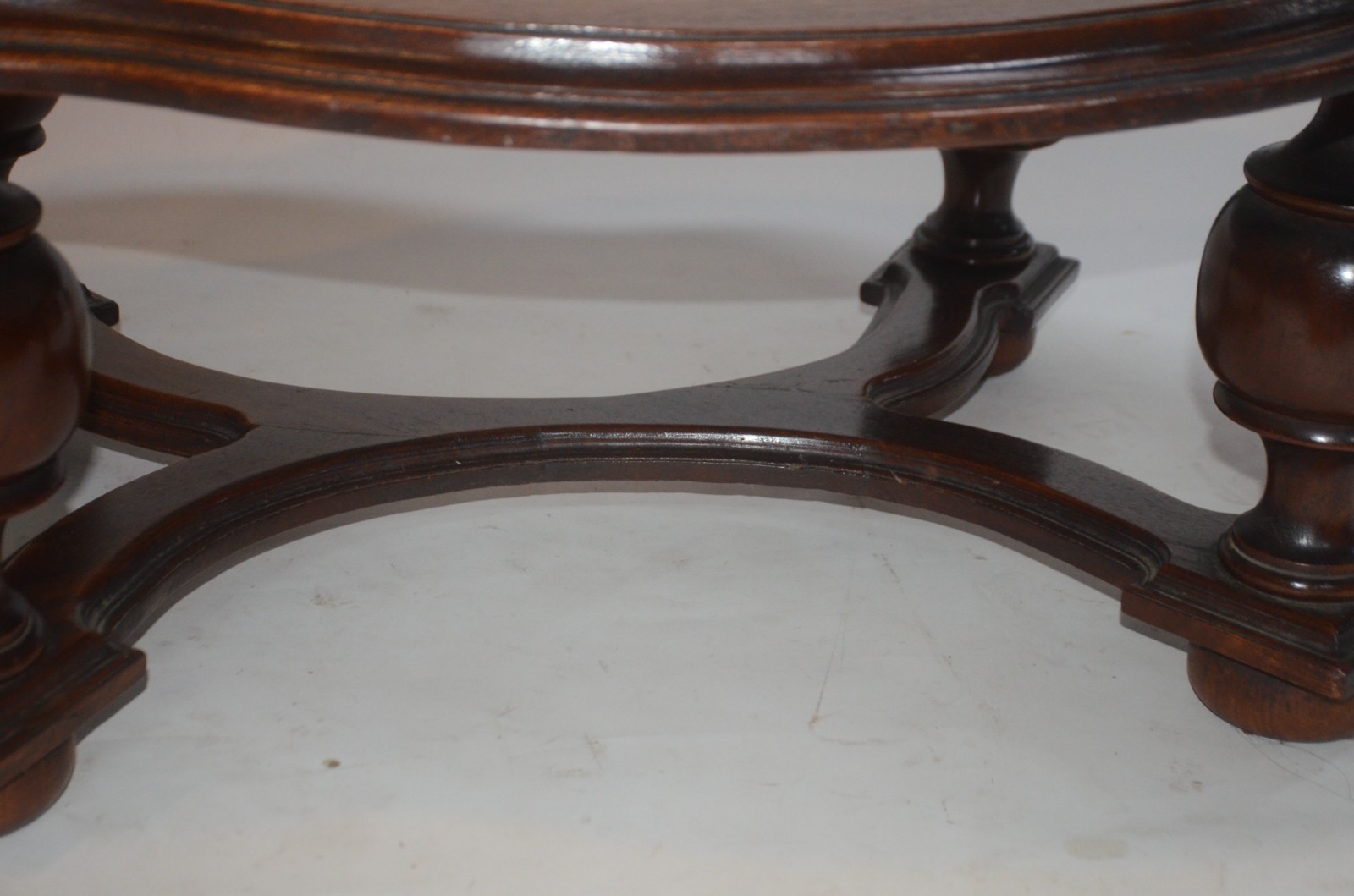 Mesa de centro de madeira nobre, borda recortada com tampo de mármore... - foto 5 de 5