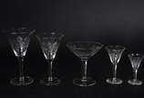 Serviço de cristal lapidado, composto de: 9 taç... - Serviço de cristal lapidado, composto de: 9 taças para vinho tinto, 10 taças para vinho branco, 8 taças para champagne (três com bicados), 7 taç...