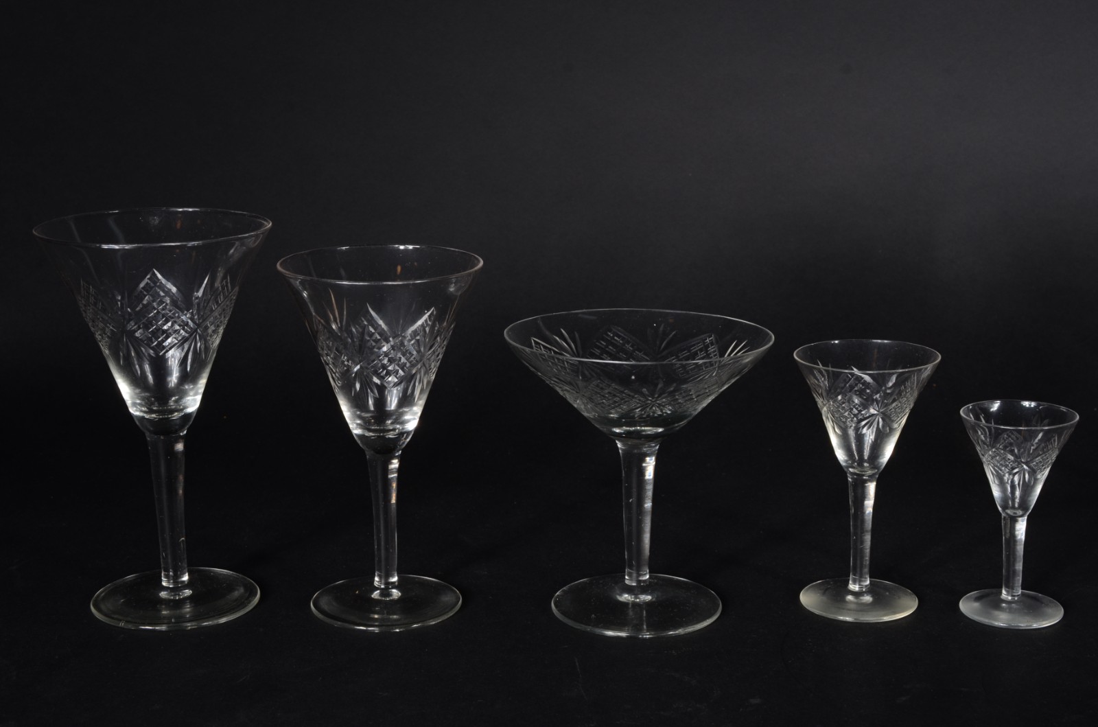 Serviço de cristal lapidado, composto de: 9 taças para vinho tinto... - foto 2 de 10