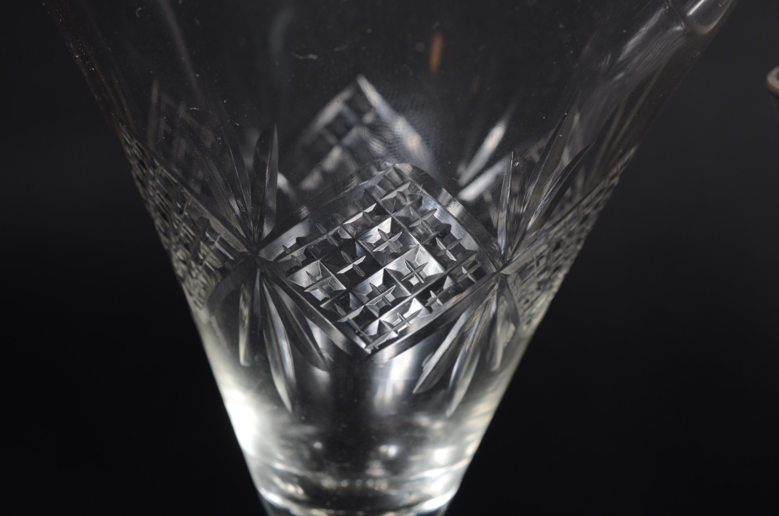 Serviço de cristal lapidado, composto de: 9 taças para vinho tinto... - foto 6 de 10