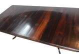 Mesa de jantar de jacarandá, tampo retangular c... - Mesa de jantar de jacarandá, tampo retangular com quinas arredondadas, bases em duplo balaústre terminando em tres pernas recurvas cada . Acompa...