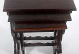 Mesa "ninho" de madeira nobre com 3 peças. Pequ... - Mesa "ninho" de madeira nobre com 3 peças. Pequenos desgastes.