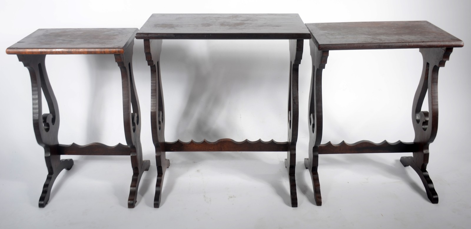Mesa "ninho" de madeira nobre com 3 peças. Pequenos desgastes. - foto 4 de 5