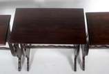 Mesa "ninho" de madeira nobre com 3 peças. Pequ... - Mesa "ninho" de madeira nobre com 3 peças. Pequenos desgastes.