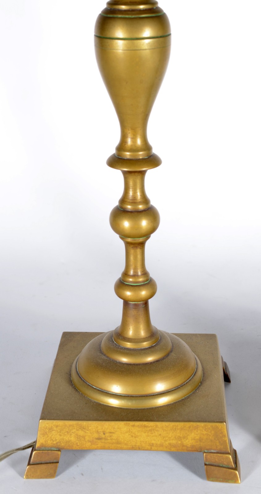 Par de abatjoures de bronze, cúpulas na cor bege. - foto 4 de 6
