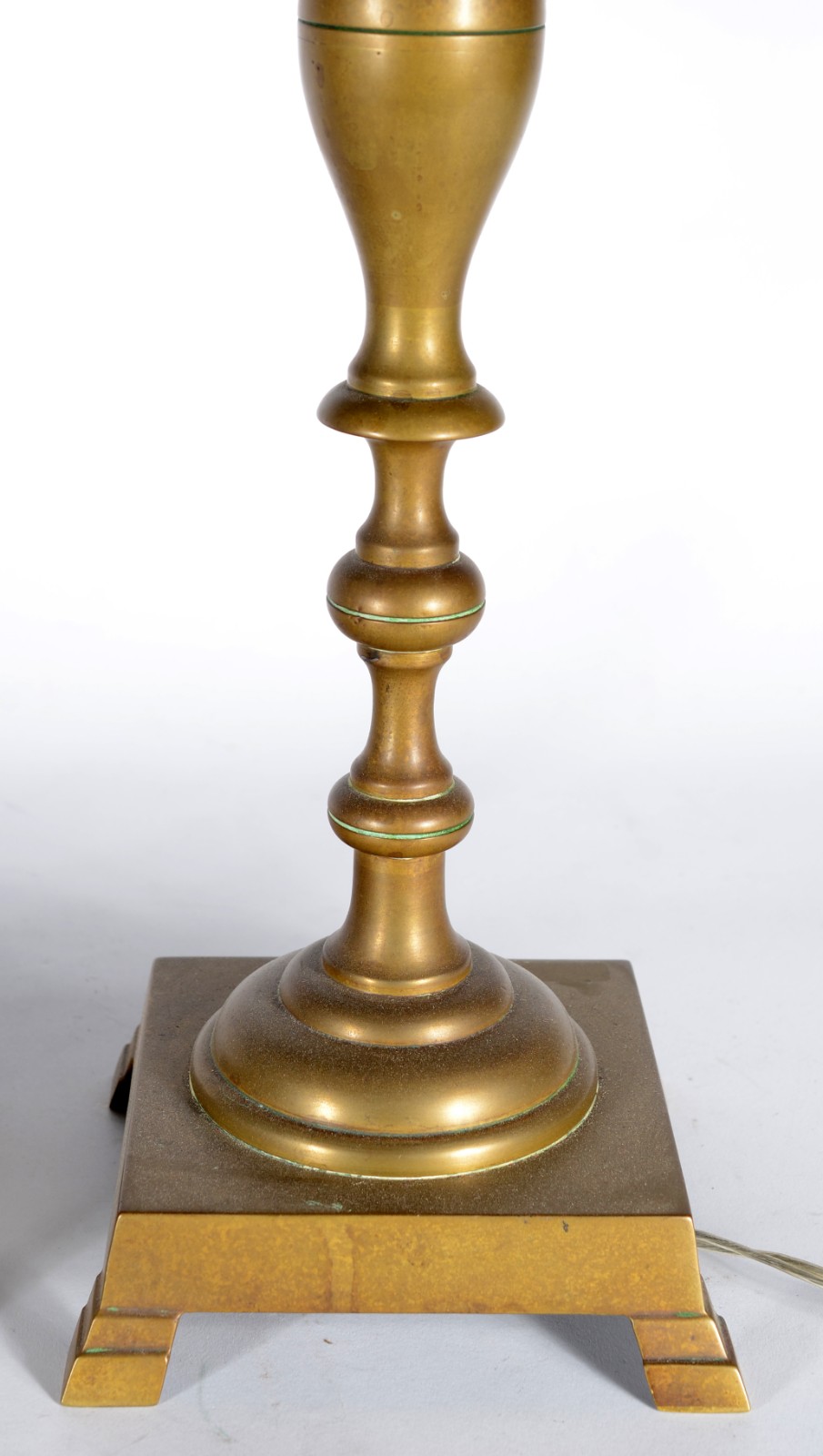 Par de abatjoures de bronze, cúpulas na cor bege. - foto 5 de 6