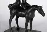 Hector Carybé (1911-1997), Figuras a Cavalo - Escultura de bronze patinado, base de mármore - datado 83.