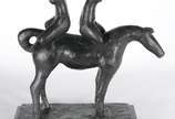 Hector Carybé (1911-1997), Figuras a Cavalo - Escultura de bronze patinado, base de mármore - datado 83.