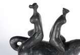 Hector Carybé (1911-1997), Figuras a Cavalo - Escultura de bronze patinado, base de mármore - datado 83.
