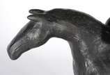 Hector Carybé (1911-1997), Figuras a Cavalo - Escultura de bronze patinado, base de mármore - datado 83.