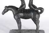 Hector Carybé (1911-1997), Figuras a Cavalo - Escultura de bronze patinado, base de mármore - datado 83.