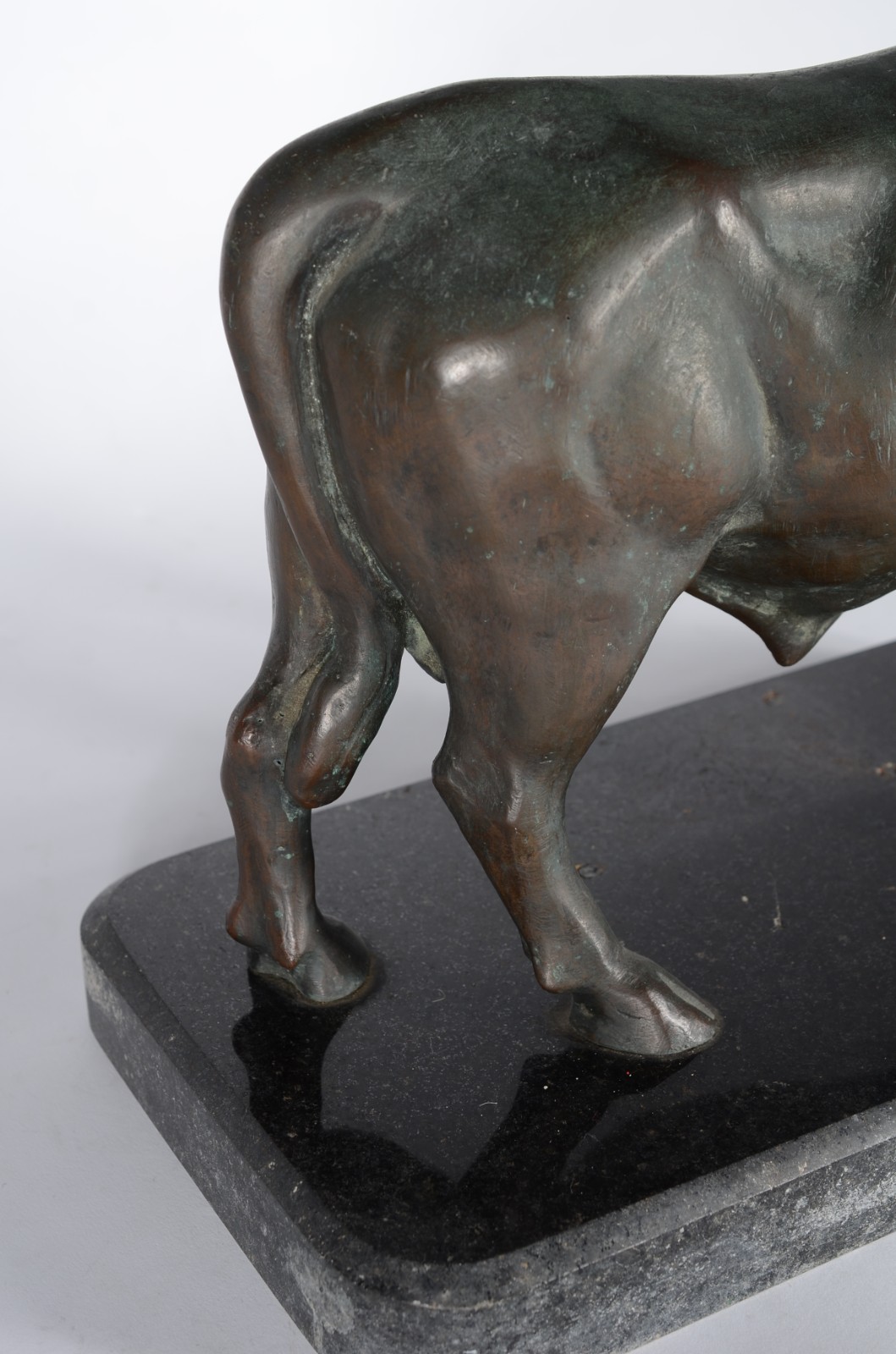 Escultura de bronze patinado representando "touro", base de mármore. - foto 4 de 6
