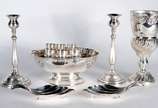 Diversas peças de metal prateado, sendo: vaso c... - Diversas peças de metal prateado, sendo: vaso com flores em relevo; conjunto de bowl com copinhos; par de castiçais e 2 porta azeitonas feitio f...
