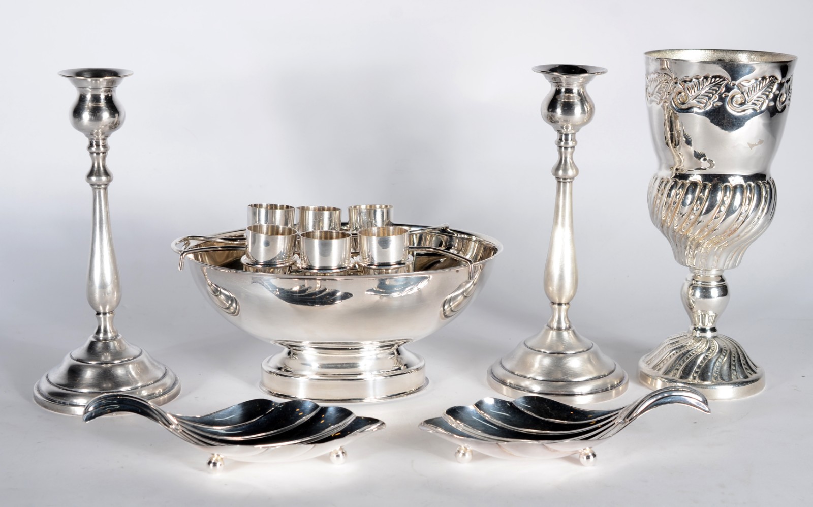 Diversas peças de metal prateado, sendo: vaso com flores em relevo... - foto 1 de 9
