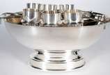 Diversas peças de metal prateado, sendo: vaso c... - Diversas peças de metal prateado, sendo: vaso com flores em relevo; conjunto de bowl com copinhos; par de castiçais e 2 porta azeitonas feitio f...