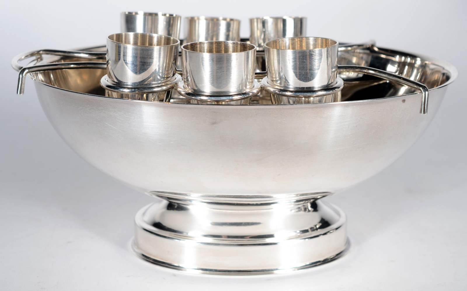Diversas peças de metal prateado, sendo: vaso com flores em relevo... - foto 2 de 9