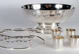 Diversas peças de metal prateado, sendo: vaso c... - Diversas peças de metal prateado, sendo: vaso com flores em relevo; conjunto de bowl com copinhos; par de castiçais e 2 porta azeitonas feitio f...