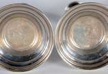 Diversas peças de metal prateado, sendo: vaso c... - Diversas peças de metal prateado, sendo: vaso com flores em relevo; conjunto de bowl com copinhos; par de castiçais e 2 porta azeitonas feitio f...