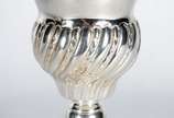 Diversas peças de metal prateado, sendo: vaso c... - Diversas peças de metal prateado, sendo: vaso com flores em relevo; conjunto de bowl com copinhos; par de castiçais e 2 porta azeitonas feitio f...