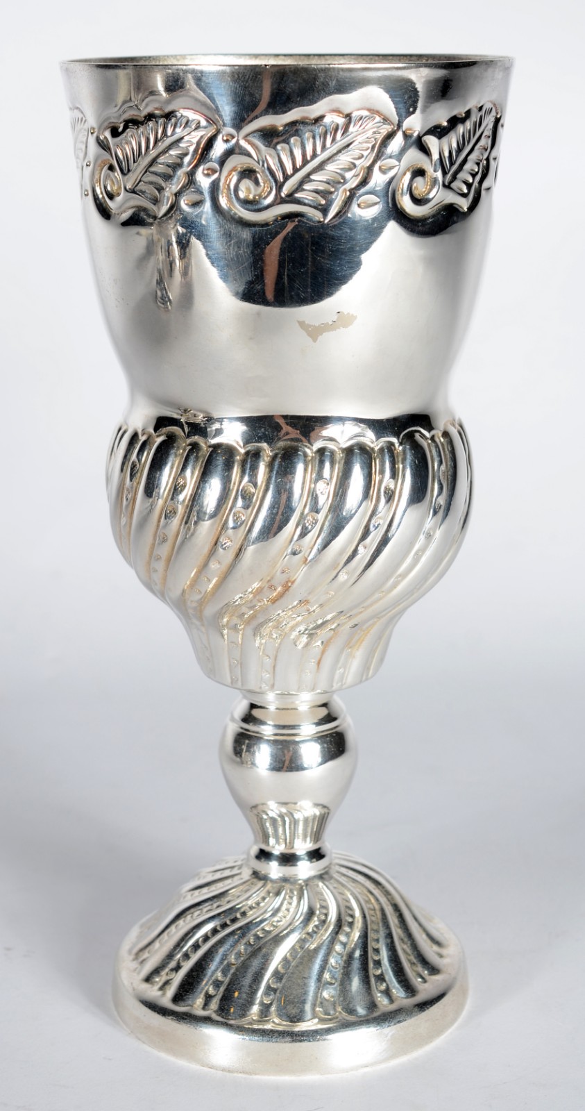 Diversas peças de metal prateado, sendo: vaso com flores em relevo... - foto 7 de 9