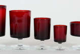 Serviço de copos franceses Luminarc na cor verm... - Serviço de copos franceses Luminarc na cor vermelha, sendo 12 taças para champagn( 8 cm ), 6 para água ( 13 cm )6 para vinho tinto ( 11 cm ) 10 ...