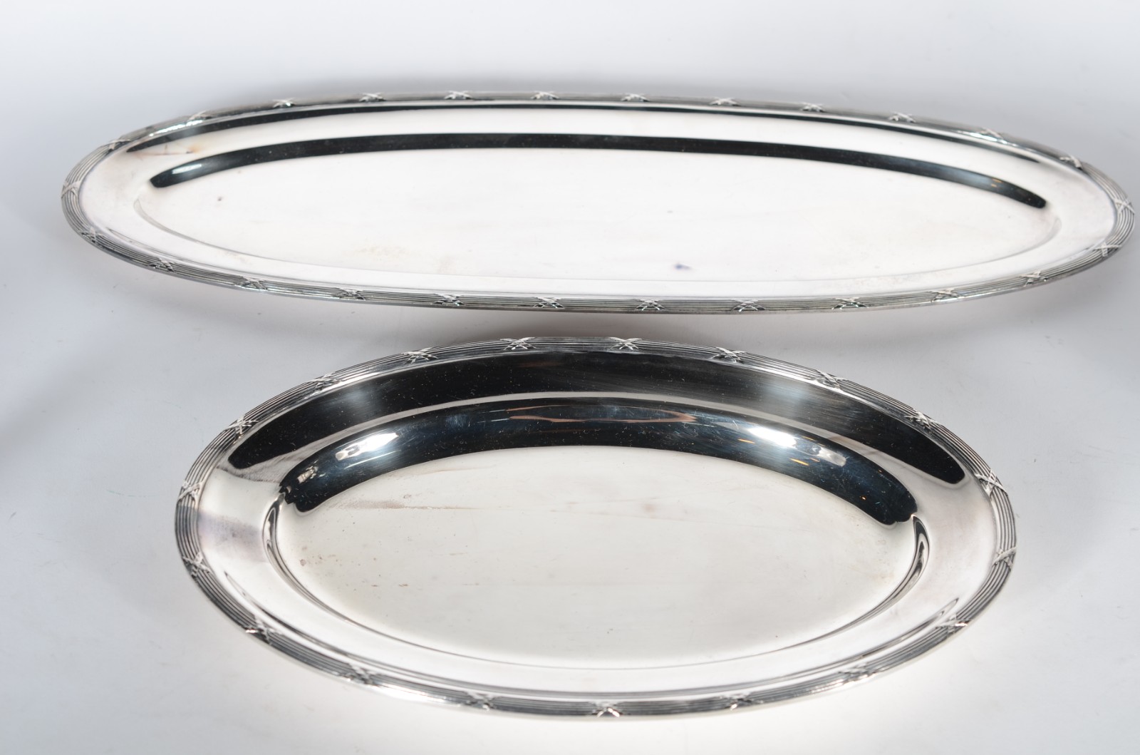 Baixela de jantar de metal prateado modelo "croisé", composto de... - foto 4 de 6