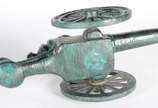Miniatura de canhão de bronze patinado. - Miniatura de canhão de bronze patinado.