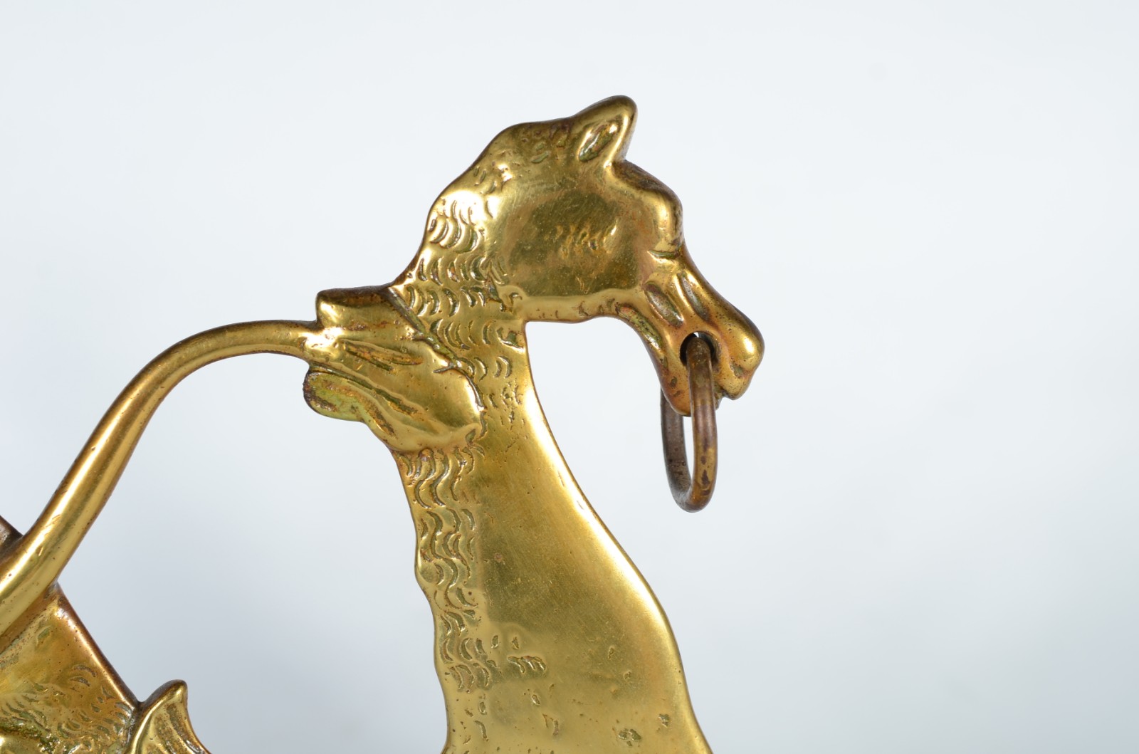 Par de serres livres de metal dourado representando animais... - foto 2 de 6