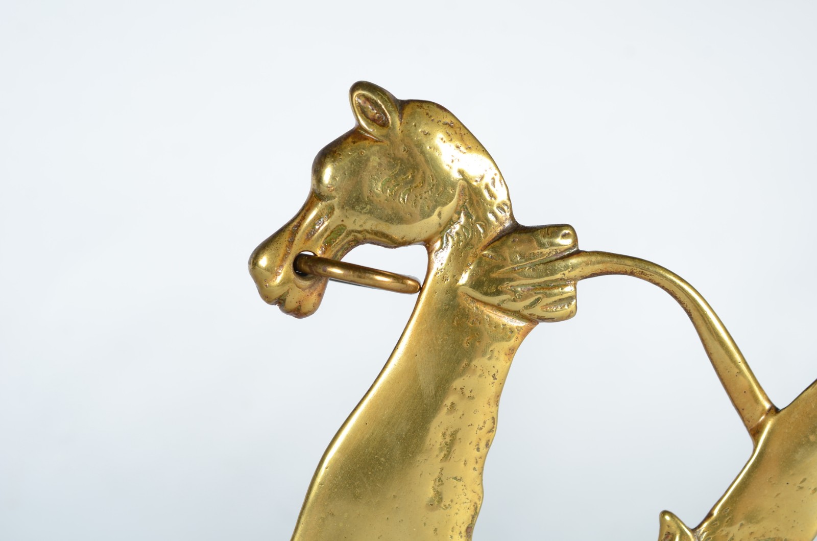Par de serres livres de metal dourado representando animais... - foto 3 de 6