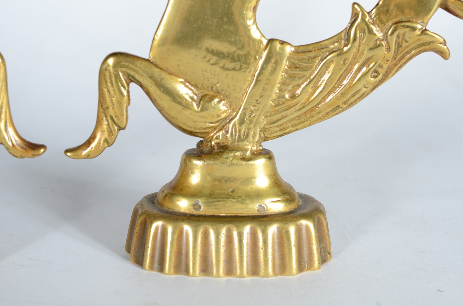 Par de serres livres de metal dourado representando animais... - foto 4 de 6