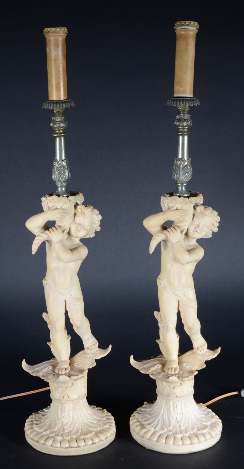 Par de abatjoures de resina com figura de "pucci". - foto 1 de 6