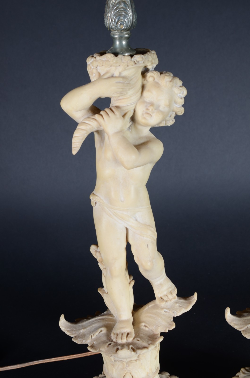 Par de abatjoures de resina com figura de "pucci". - foto 2 de 6