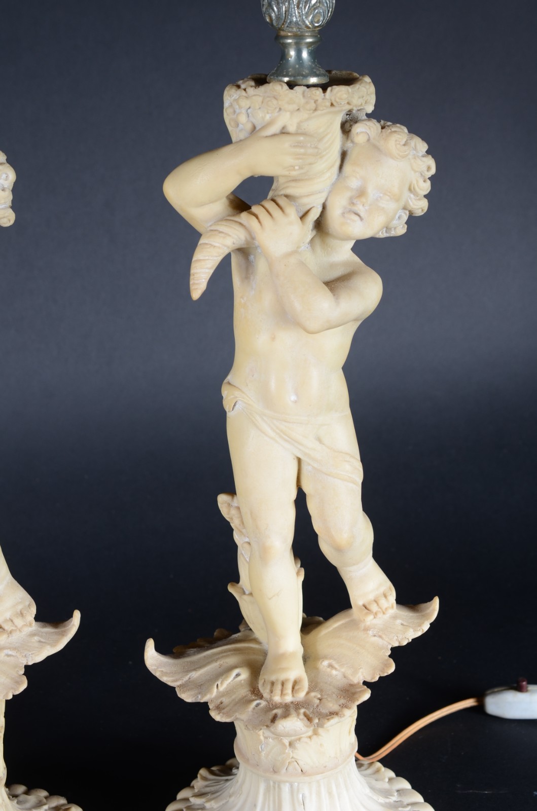 Par de abatjoures de resina com figura de "pucci". - foto 3 de 6