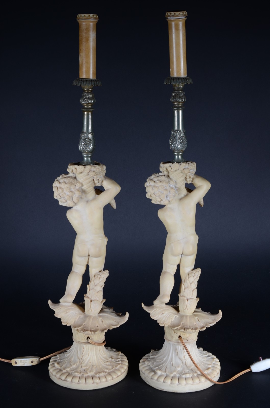 Par de abatjoures de resina com figura de "pucci". - foto 5 de 6