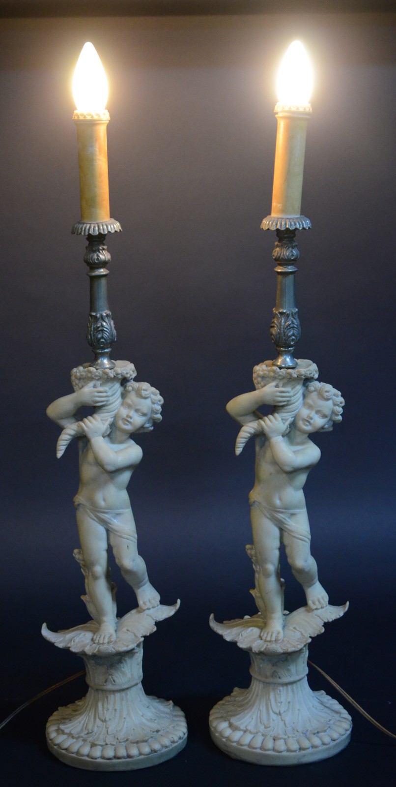 Par de abatjoures de resina com figura de "pucci". - foto 6 de 6