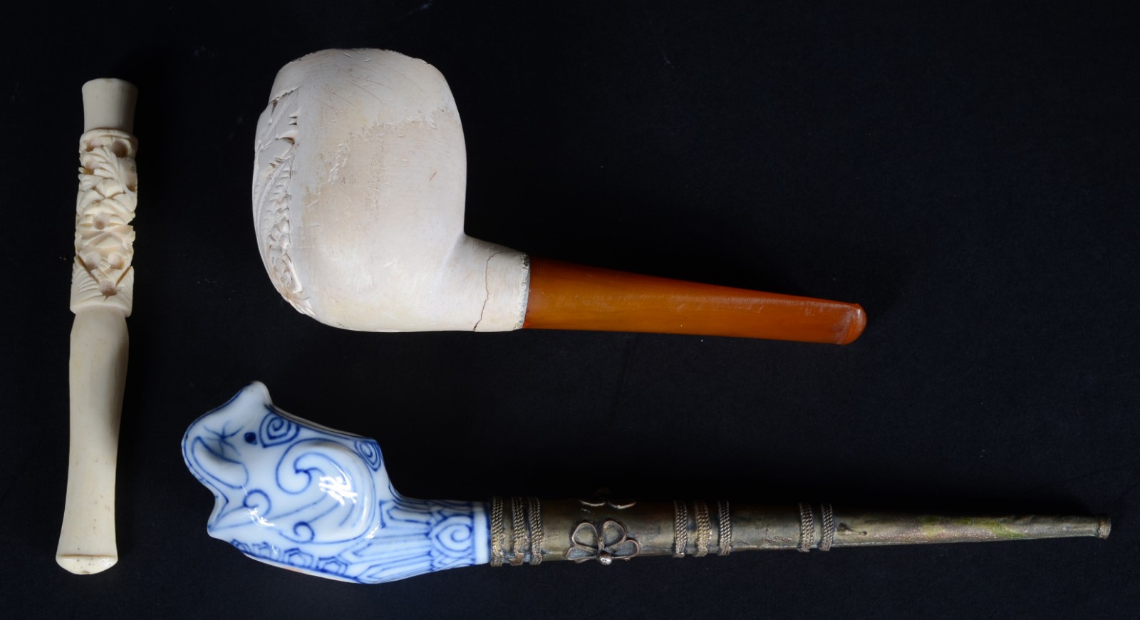 Três peças para fumantes, sendo: dois cachimbos e piteira de diversas... - foto 1 de 5