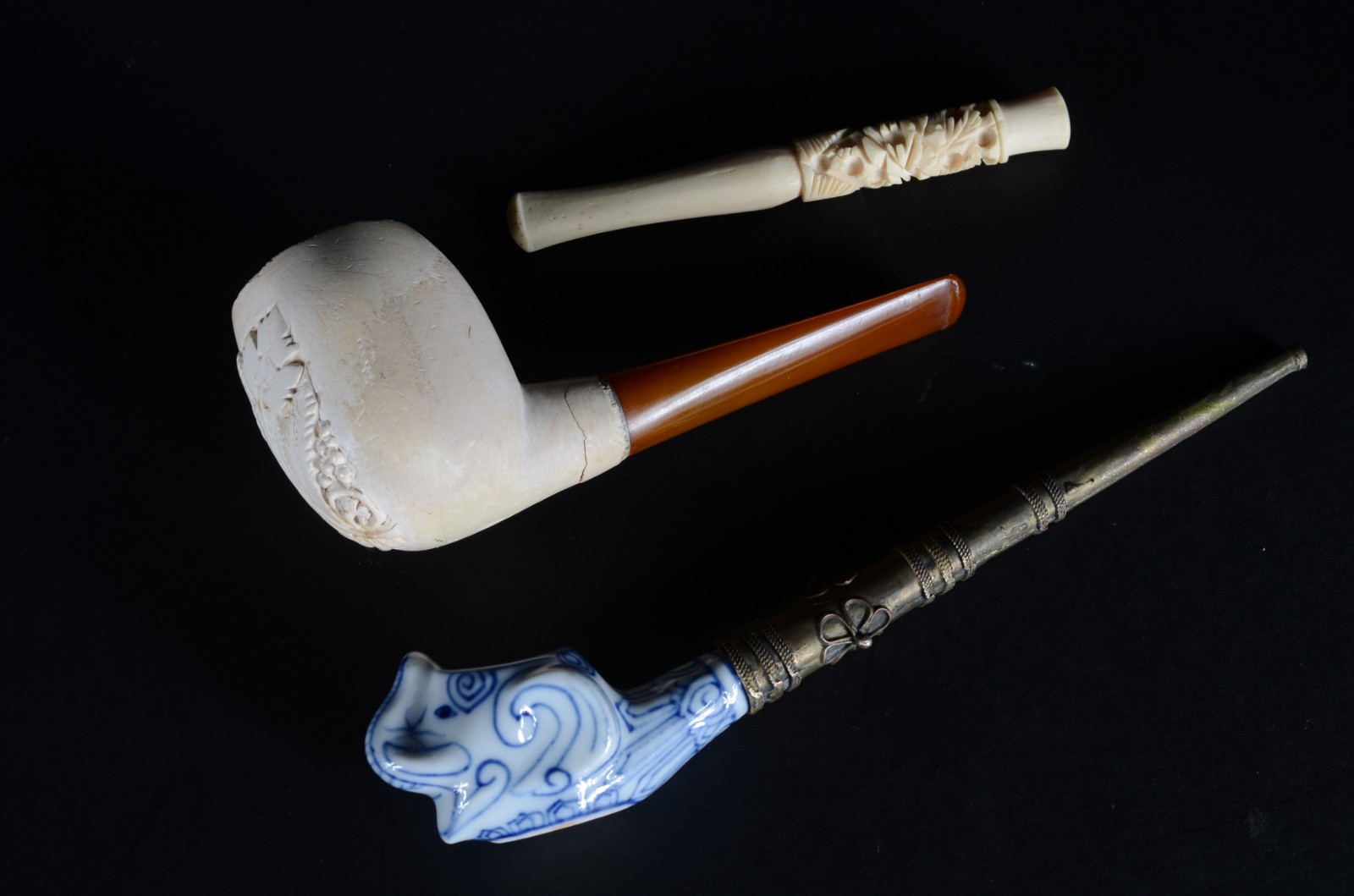 Três peças para fumantes, sendo: dois cachimbos e piteira de diversas... - foto 5 de 5