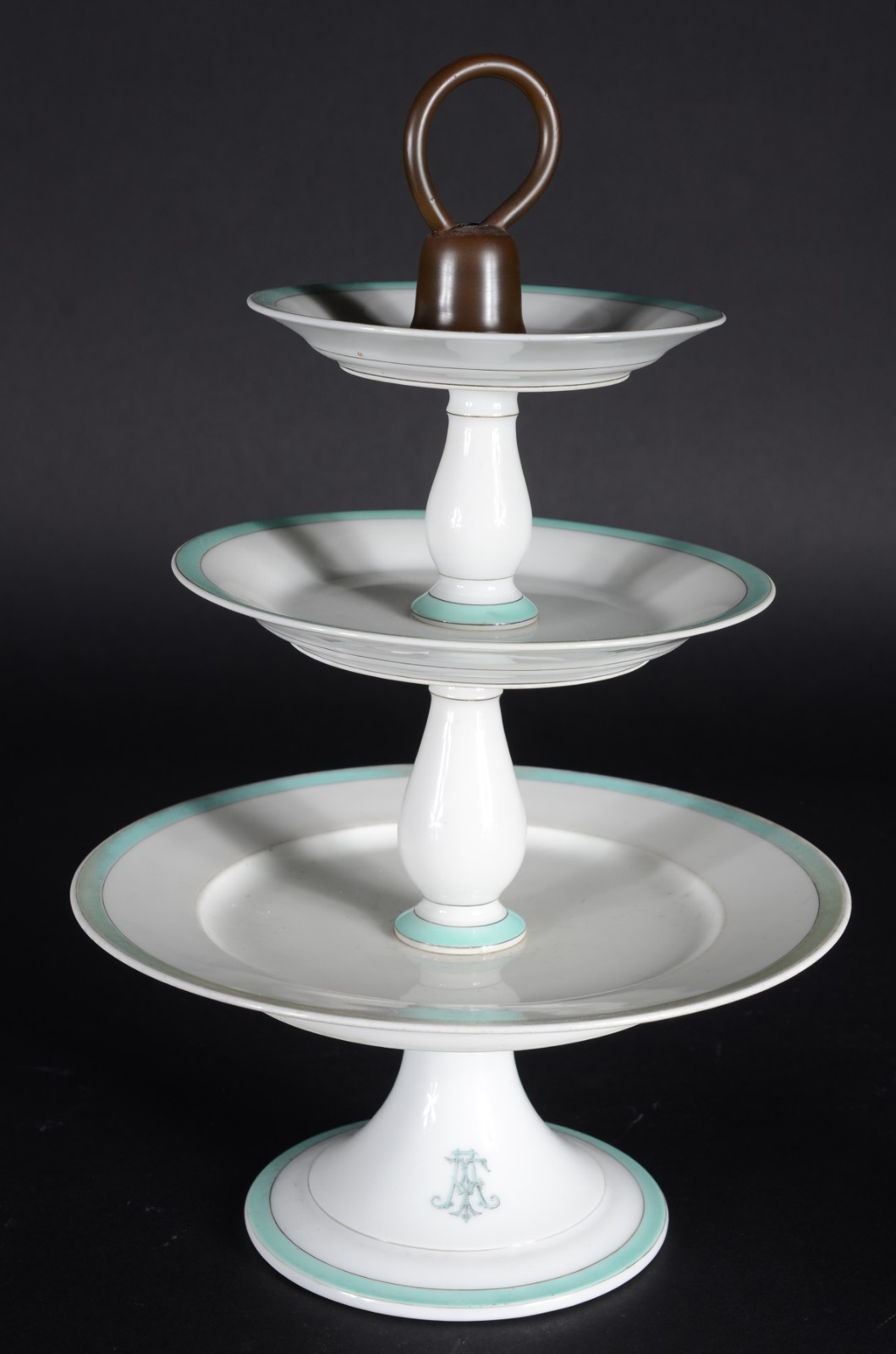 Fruteira de porcelana francesa monogramada, branca com borda verde... - foto 1 de 4