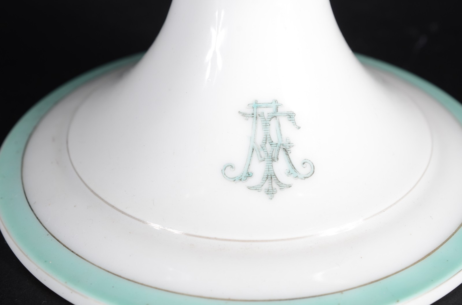 Fruteira de porcelana francesa monogramada, branca com borda verde... - foto 2 de 4