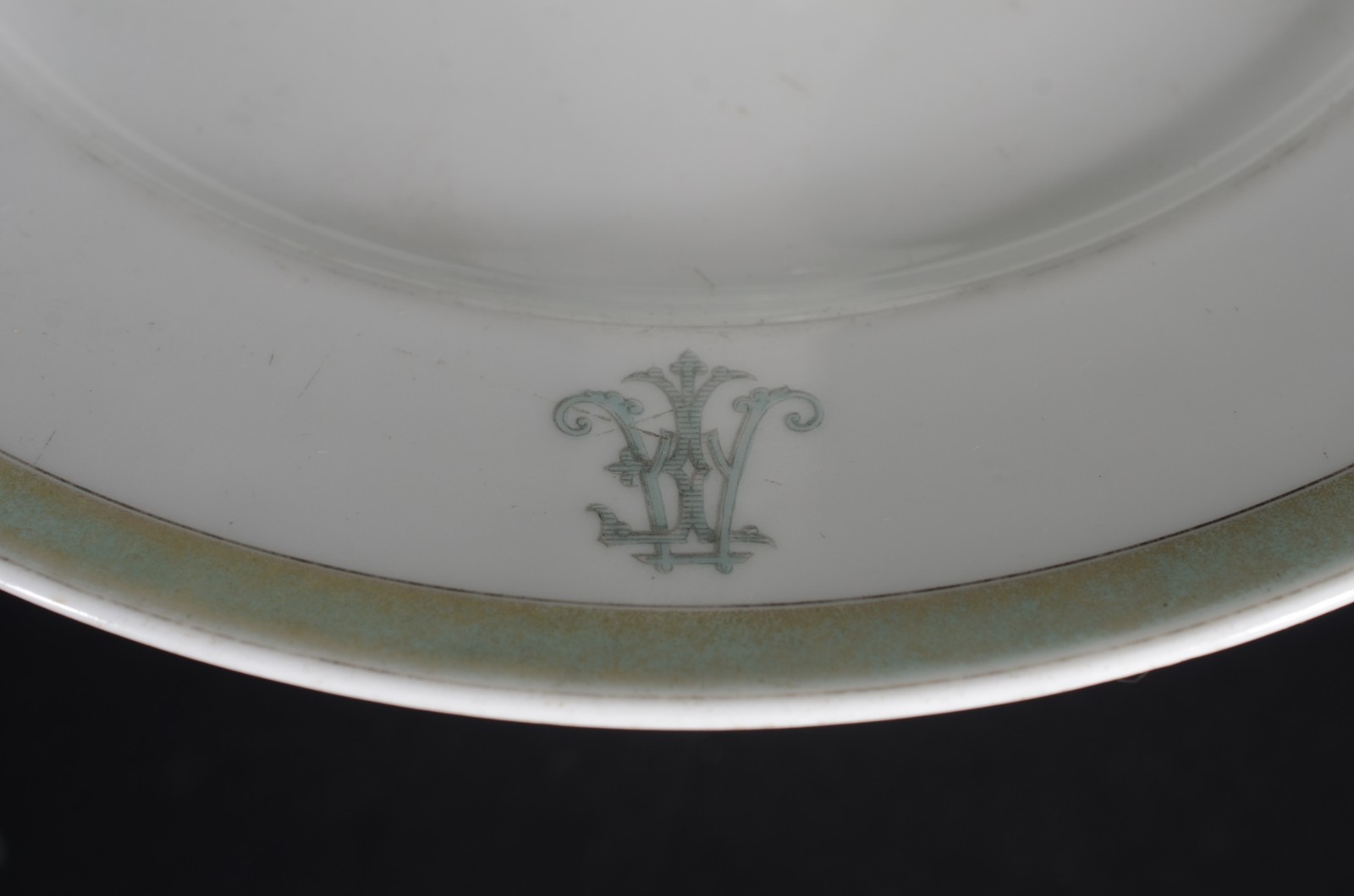 Fruteira de porcelana francesa monogramada, branca com borda verde... - foto 3 de 4