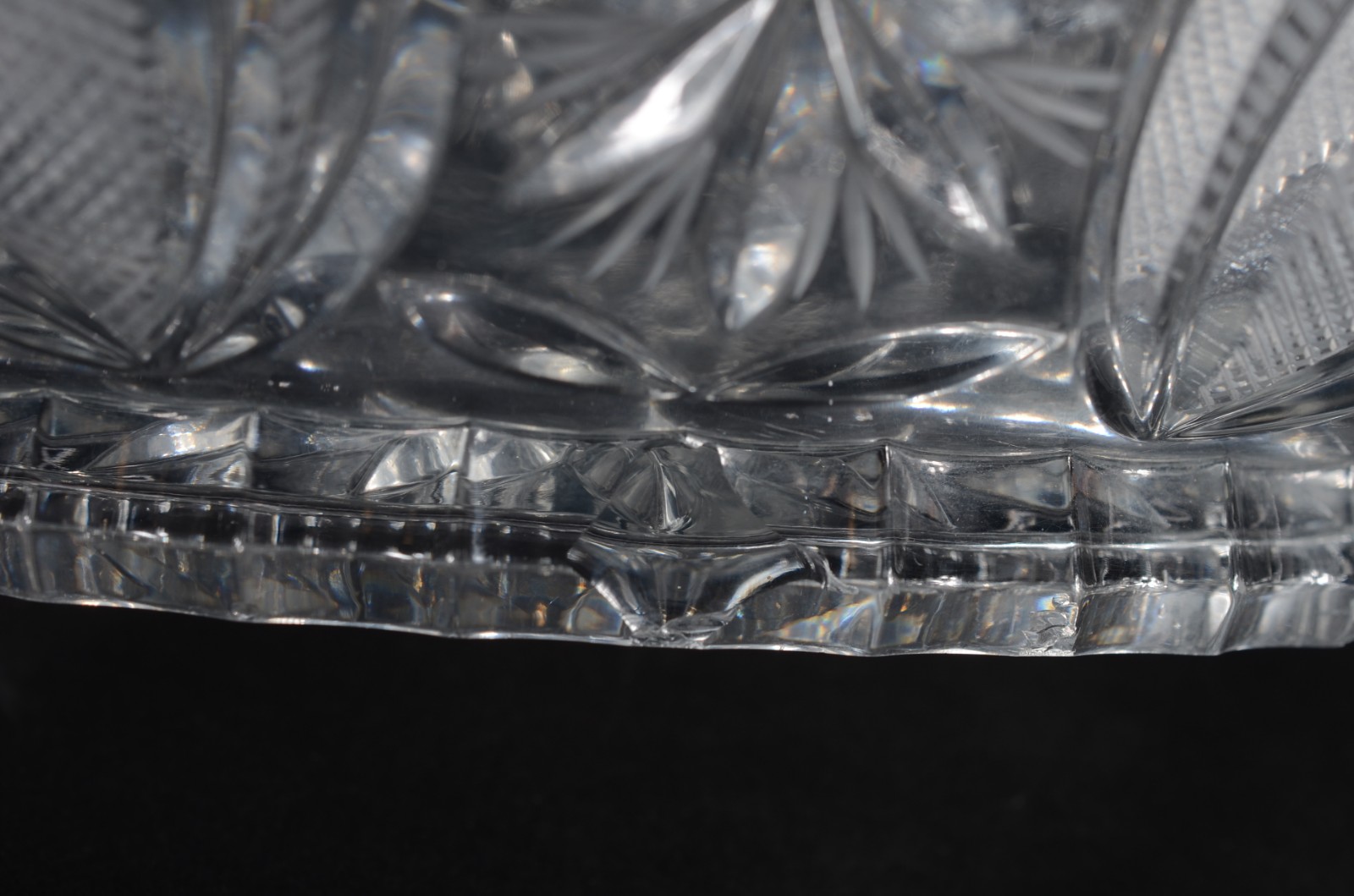 Quatro peças diversas de cristal, sendo: 2 bombonieres, garrafa e... - foto 6 de 11