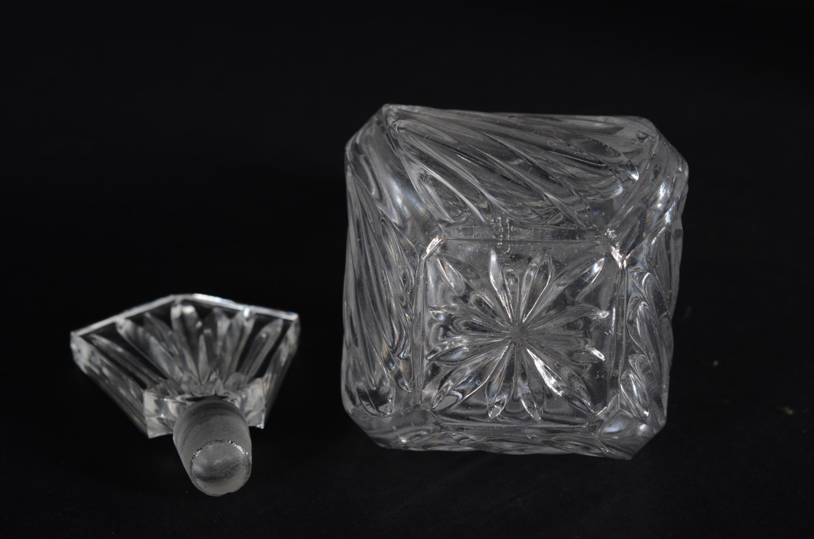 Quatro peças diversas de cristal, sendo: 2 bombonieres, garrafa e... - foto 10 de 11