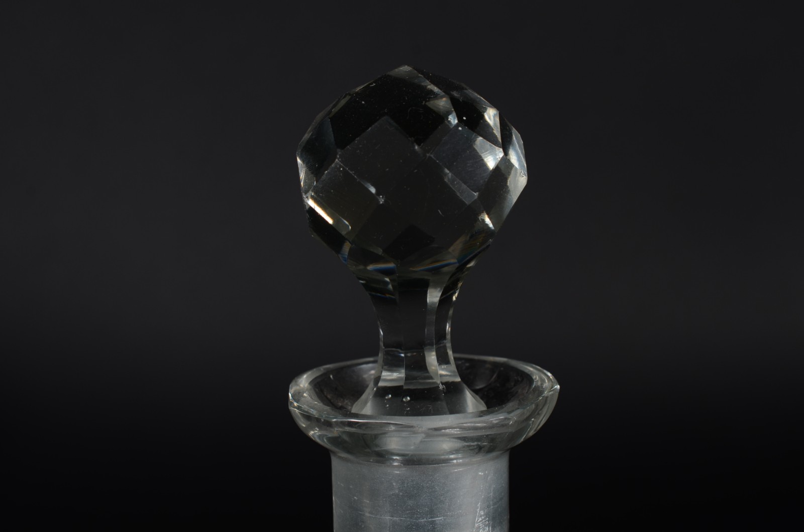 Duas garrafas de cristal lapidada. - foto 2 de 9