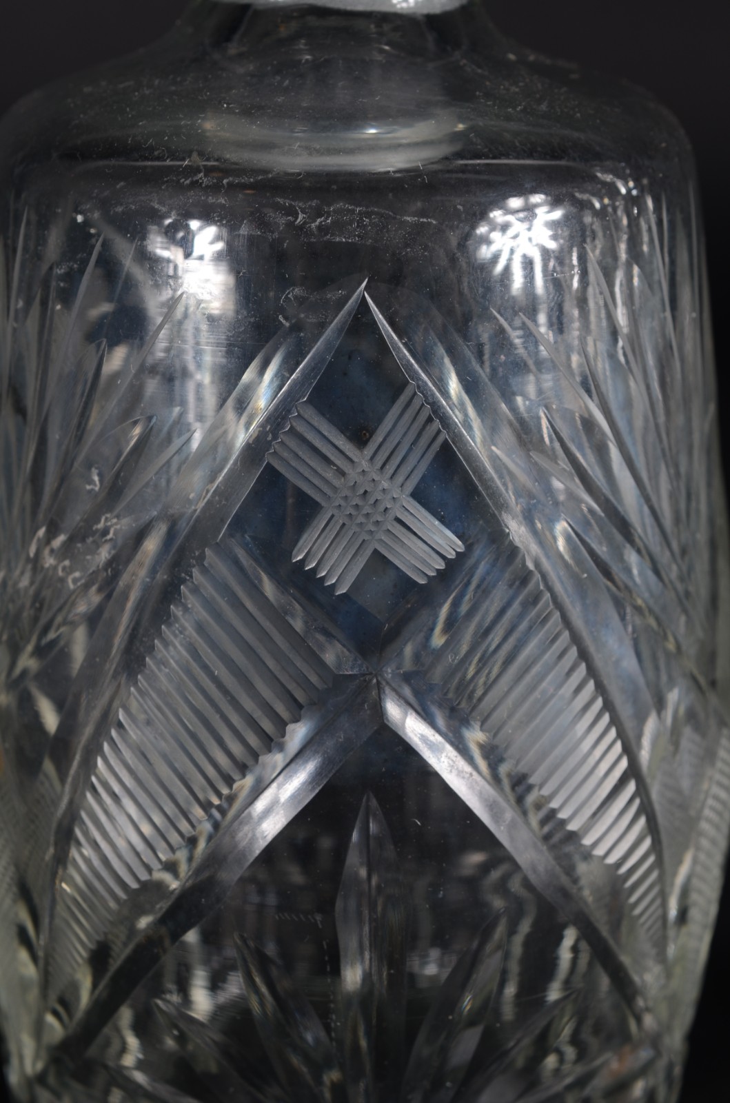 Duas garrafas de cristal lapidada. - foto 4 de 9