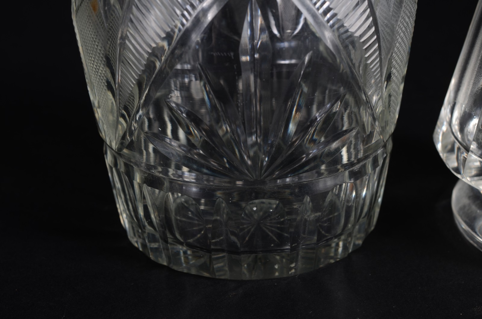 Duas garrafas de cristal lapidada. - foto 6 de 9