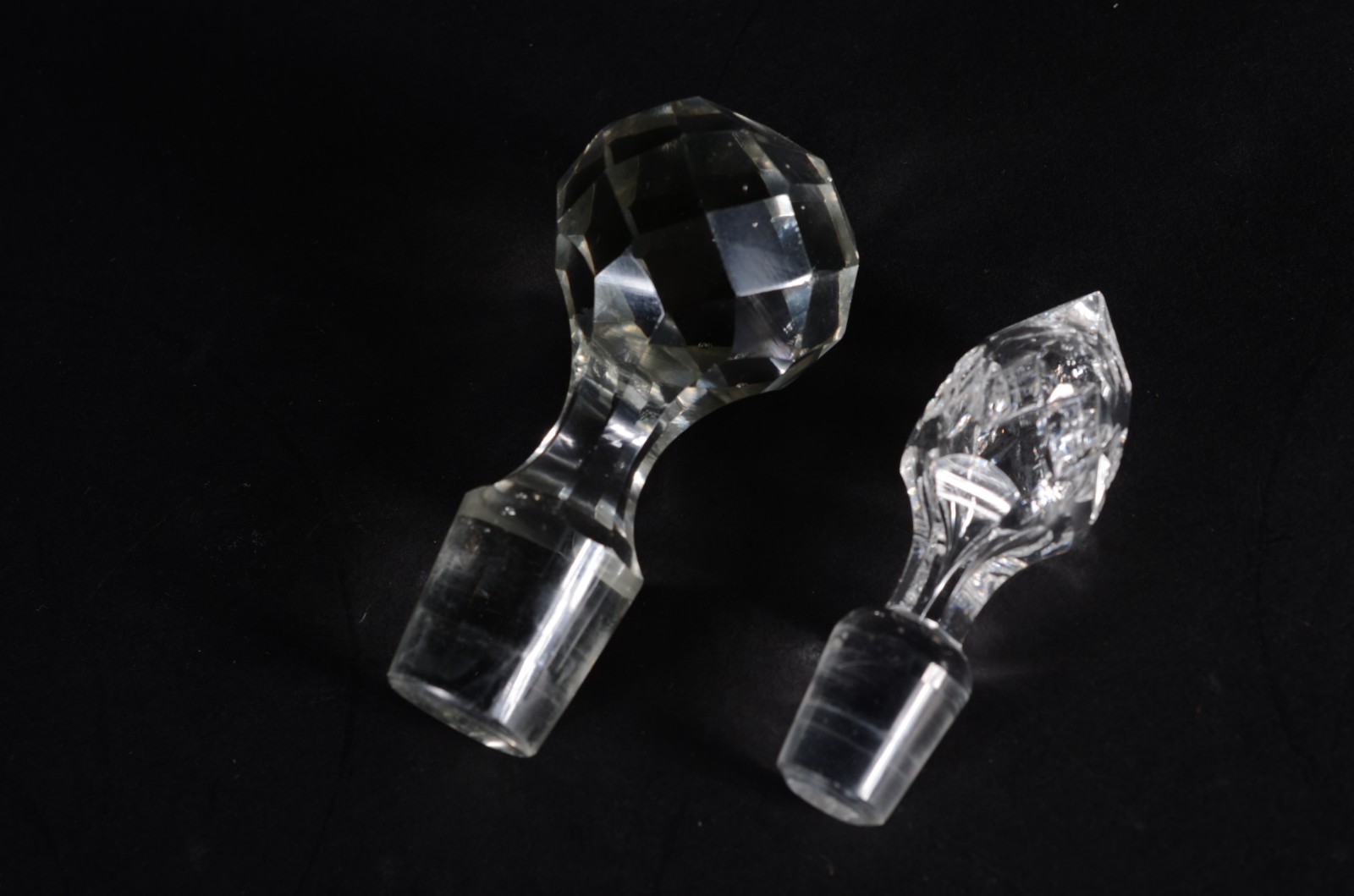 Duas garrafas de cristal lapidada. - foto 9 de 9